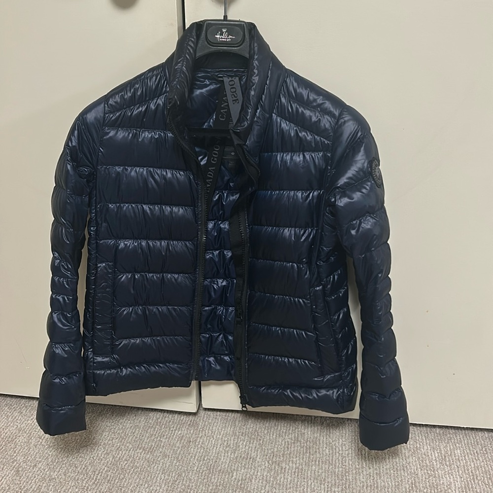 Navy women’s Canada Goose short puffer coat